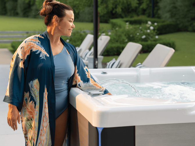 woman-touching-water-grande